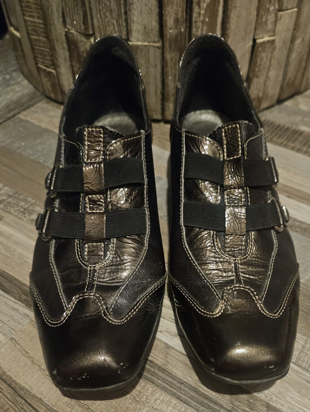 Vintage pair of metallic dark bronze and black leather Via Vai shoes. 36